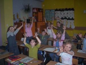 2007-2008 kl.I Tęczowa Malujemy węglem bohaterów książki Najmilsi