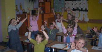 2007-2008 kl.I Tęczowa Malujemy węglem bohaterów książki Najmilsi