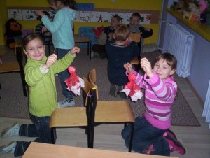 2007-2008 kl.I Tęczowa Mikołajki zabawa lalkami świętecznymi z serwetek