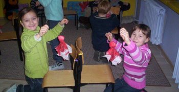 2007-2008 kl.I Tęczowa Mikołajki zabawa lalkami świętecznymi z serwetek