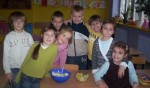 2007-2008 kl.I Tęczowa Przyrządzamy lodki oraz salatkę