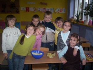 2007-2008 kl.I Tęczowa Przyrządzamy lodki oraz salatkę
