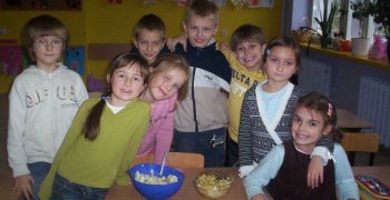 2007-2008 kl.I Tęczowa Przyrządzamy lodki oraz salatkę