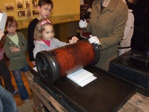 2007-2008 kl.I Tęczowa i Kolorowa. Lekcja w domu gazety olsztynskiej