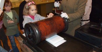 2007-2008 kl.I Tęczowa i Kolorowa. Lekcja w domu gazety olsztynskiej