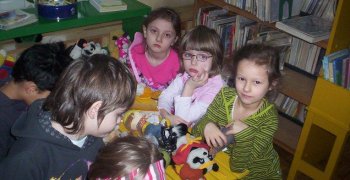 2007-2008 kl.I Tęczowa i Kolorowa. Wizyta w bibliotece.