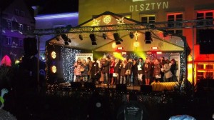 Stojedynka śpiewa kolędy