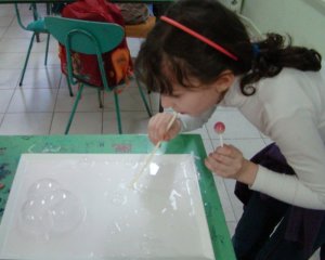 Zabawy z kolorowymi bańkami mydlanymi- 2008