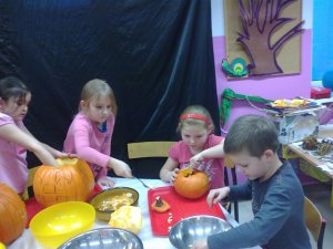 Drążenie dyń na lampiony