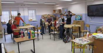 Z Panią Martą happening ekologiczny – duży „mural” na szarym papierze „EKO – MURAL”