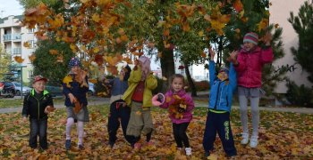 Zabawy, liściasty  deszcz … i zerówka