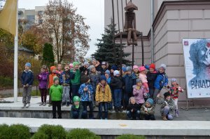 Zerówka i klasy I z wizytą w Teatrze Lalek