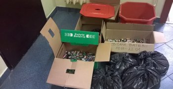 Plakaty i zbiórka baterii w całej szkole- Bateria Pomysłów