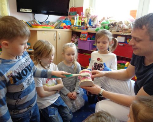 Zerówka wie więcej! – spotkanie ze stomatologiem Zerówka wie więcej! – spotkanie ze stomatologiem