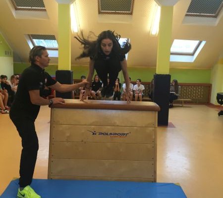 Skok przez skrzynię