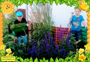 Chętni uczniowie klasy drugiej pielili szkolny ogród, by posadzić flance kwiatów