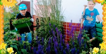 Chętni uczniowie klasy drugiej pielili szkolny ogród, by posadzić flance kwiatów