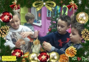 Strojenie choinki w radosnym nastroju