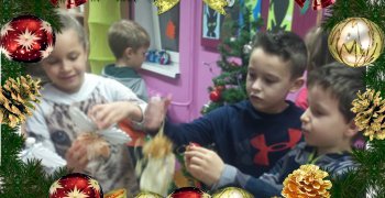 Strojenie choinki w radosnym nastroju