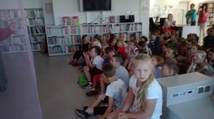 Uczniowie klas pierwszych i drugich w Bibliotece Abecadło