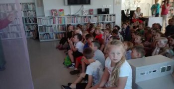 Uczniowie klas pierwszych i drugich w Bibliotece Abecadło