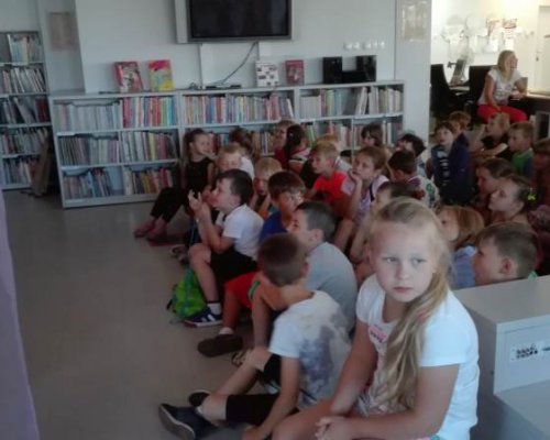 Uczniowie klas pierwszych i drugich w Bibliotece Abecadło