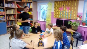 Pani Magda zapoznaje nas z robotem