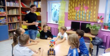 Pani Magda zapoznaje nas z robotem