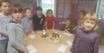 (Polski) I wpadła śliwka do ciasta