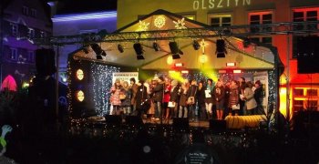 Stojedynka śpiewa kolędy