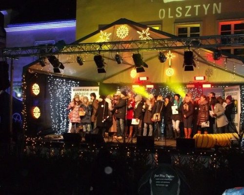 Stojedynka śpiewa kolędy